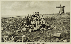 624-181 Op de Zeedijk - Westkapelle. Meisjes in Walcherse dracht op de zeedijk te Westkapelle met de dijkmolen Prins Hendrik
