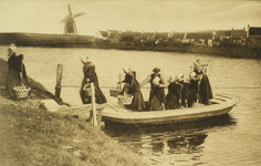 624-183 Overzetveer Arnemuiden. Zeeland (Holland). Visleursters uit Arnemuiden op een overzetveer in een gefingeerd ...