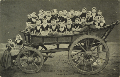 624-184 Gelukkig Nieuwjaar van ons allen. Een groep meisjes uit Westkapelle in Walcherse dracht op een boerenwagen