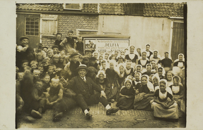 624-186 Een groep schoolkinderen in dracht uit Westkapelle met hun onderwijzers poseren voor een kar van de ...