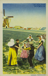 624-187 La Hollande Pittoresque Zeeland. Kinderen in dracht maken een rondedansje op de zeedijk bij Westkapelle. Links ...