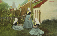 624-188 Domburg. Drie meisjes in de woonwijk d 'Arke te Westkapelle; v.l.n.r.: Willemina de Pagter (Miene Bok), ...