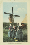 624-202 Walchersche Kleederdracht. Meisjes (v.l.n.r. Willemina Lievense, Klara Lous, Maatje van Breda, een onbekende) ...