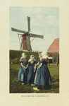 624-209 Walchersche Kleederdracht. Meisjes in Walcherse dracht bij de molen Prins Hendrik te Westkapelle; v.l.n.r.: ...