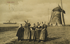 624-21 Zeeland. Meisjes in dracht bij de dijkmolen Prins Hendrik op de zeedijk te Westkapelle. Van links naar rechts: ...