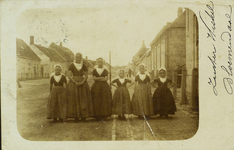 624-219 Meisjes in Walcherse dracht in de Zuidstraat te Westkapelle
