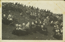 624-221 Toeschouwers van de volksspelen ter gelegenheid van de geboorte van prinses Irene (1939) aan de dijk te Westkapelle
