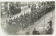 624-223 Begrafenisstoet van zeven militairen en twee Westkappelaars (Marinus van Elsacker en ? Roelse) in de Zuidstraat ...