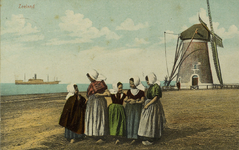 624-23 Zeeland. Meisjes in dracht bij de dijkmolen Prins Hendrik op de zeedijk te Westkapelle. Van links naar rechts: ...
