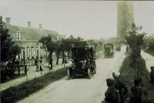 624-235 Doorkomst van auto's in de Zuidstraat te Westkapelle tijdens de Automobielweek op Walcheren