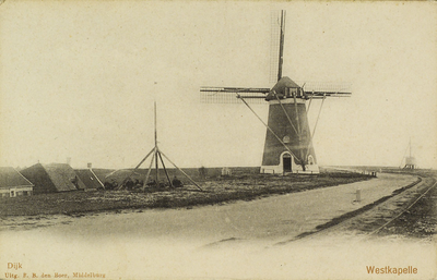 624-24 Dijk Westkapelle. De dijkmolen Prins Hendrik te Westkapelle met op de voorgrond een windwijzer behorende bij het ...