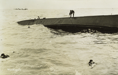 624-260 Landing te Westkapelle op 1 November 1944. Militairen zwemmen weg van een ter hoogte van Westkapelle omgeslagen ...