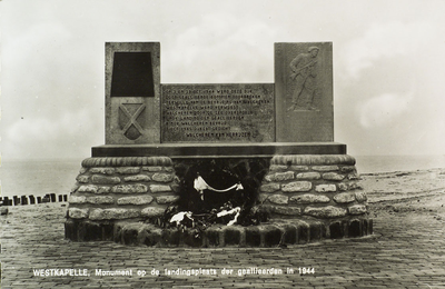 624-270 Westkapelle, Monument op de landingsplaats der geallieerden in 1944. Het Landingsmonument op de zeedijk te ...