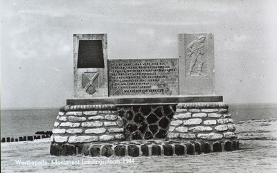 624-272 Westkapelle, Monument Landingsplaats 1944. Het monument op de landingsplaats van de geallieerden te Westkapelle