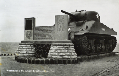 624-274 Westkapelle, Monument Landingsplaats 1944. Het monument met tank op de landingsplaats van de geallieerden te ...