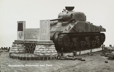 624-275 Westkapelle, Monument met Tank. Het monument op de landingsplaats van de geallieerden te Westkapelle