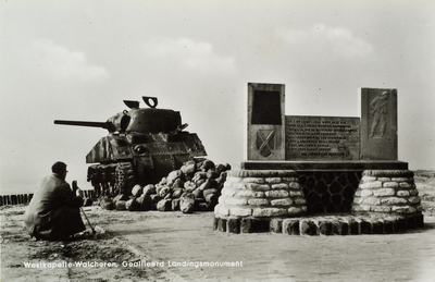 624-277 Westkapelle-Walcheren, Geallieerd Landingsmonument. Het monument met tank op de landingsplaats van de ...