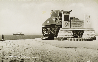 624-278 Westkapelle, Landingsmonument 1944. Het monument met tank op de landingsplaats van de geallieerden te Westkapelle