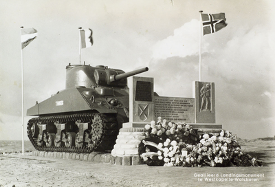 624-280 Geallieerd Landingsmonument te Westkapelle-Walcheren. Het monument met tank op de landingsplaats van de ...