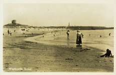624-293 Westkapelle. Strand. Pootje baden aan het strand bij Westkapelle, in de duinen de radarpost Monica