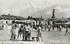 624-296 Westkapelle, Strand. Het strand te Westkapelle. Leintje van Peene-Huibregtse (Leine de Kaks) verkoopt ijs