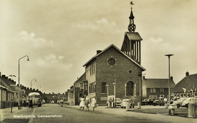 624-331 Westkapelle, Gemeentehuis. Het gemeentehuis van Westkapelle voordat in 1965 het uurwerk werd verwijderd. Op de ...