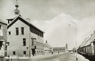 624-332 Westkapelle, Zuidstraat. Het gemeentehuis van Westkapelle voordat in 1965 het uurwerk werd verwijderd