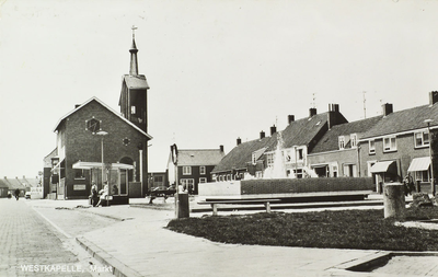 624-334 Westkapelle, Markt. Het gemeentehuis van Westkapelle aan de Markt met de fontein die er tussen 1969 en 1978 was ...