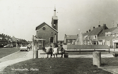 624-335 Westkapelle, Markt. Het gemeentehuis van Westkapelle aan de Markt met de fontein die er tussen 1969 en 1978 was ...