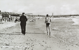 624-342 Westkapelle, Duin en strand. Izaäk van Breda (Tuttù), links, wandelt langs de vloedlijn op het strand van Westkapelle