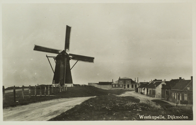 624-35 Westkapelle, Dijkmolen. Gezicht op de molen Prins Hendrik op de zeedijk van Westkapelle met op de achtergrond 's ...