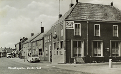 624-364 Westkapelle, Zuidstraat. Gezicht op de hoek van de Zuidstraat en de Papestraat (rechts) te Westkapelle met ...