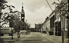 624-365 Westkapelle, Markt. Gezicht op de Markt te Westkapelle. Links het gemeentehuis, rechts het verenigingsgebouw ...