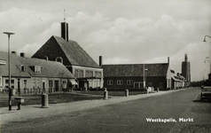 624-376 Westkapelle, Markt. Gezicht op de Markt te Westkapelle met de Nederlandse Hervormde kerk en het jeugdgebouw; op ...