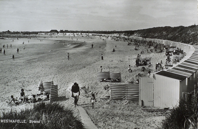 624-384 Westkapelle, Strand. Badgasten op het strand te Westkapelle met onderaan de duinen de strandcabines. Op deze ...