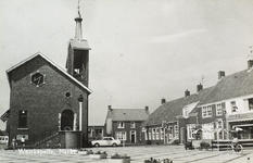 624-386 Westkapelle, Markt. De Markt te Westkapelle met het gemeentehuis