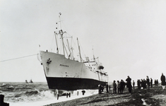 624-394 Westkapelle Gestrande Zweedse boot Benares 27 maart 1966. Stranding van het Zweedse vrachtschip 'Benares' bij ...