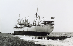 624-395 Westkapelle Gestrande Zweedse boot Benares 27 maart 1966. Stranding van het Zweedse vrachtschip 'Benares' bij ...