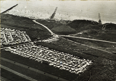 624-408 Luchtfoto Camping Zuiderduin Westkapelle. Gezicht op camping Zuiderduin, de duinen met het strand en de ...