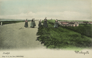 624-42 Zeedijk Westkapelle. Meisjes in dracht op de zeedijk van Westkapelle, in noordelijke richting. Rechts het oude ...