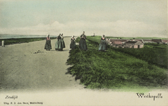 624-42 Zeedijk Westkapelle. Meisjes in dracht op de zeedijk van Westkapelle, in noordelijke richting. Rechts het oude ...