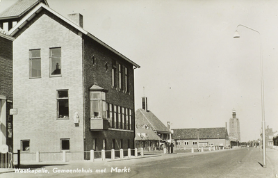 624-424 Westkapelle, Gemeentehuis met Markt. Gezicht op het gemeentehuis van Westkapelle op de hoek van de Zuidstraat ...