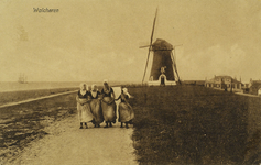 624-43 Walcheren. De molen Prins Hendrik op de dijk van Westkapelle met op de voorgrond een viertal meisjes in dracht; ...
