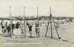 624-448 Westkapelle, Kindervermaak aan het strand. Spelende kinderen op het strand te Westkapelle