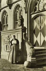 624-455 Walcherse Klederdracht. Johanna Lievense (1900-1994) uit Westkapelle voor het bordes van het stadhuis te Middelburg