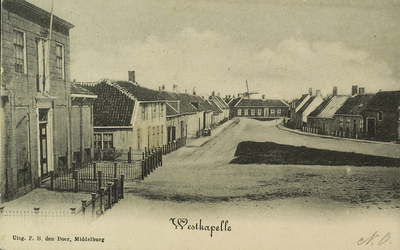 624-46 Westkapelle. Gezicht op het deel van de Zuidstraat te Westkapelle bij de zeedijk,genaamd De Kapelle; met links ...