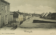 624-46 Westkapelle. Gezicht op het deel van de Zuidstraat te Westkapelle bij de zeedijk,genaamd De Kapelle; met links ...