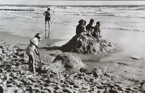 624-482 Westkapelle, Strand en Zee. Spelende kinderen aan het strand te Westkapelle