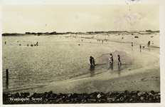 624-483 Westkapelle, Strand. Pootje baden aan het strand te Westkapelle