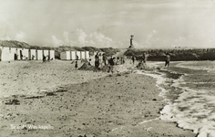 624-484 Strand, Westkapelle. Spelende kinderen aan het strand te Westkapelle